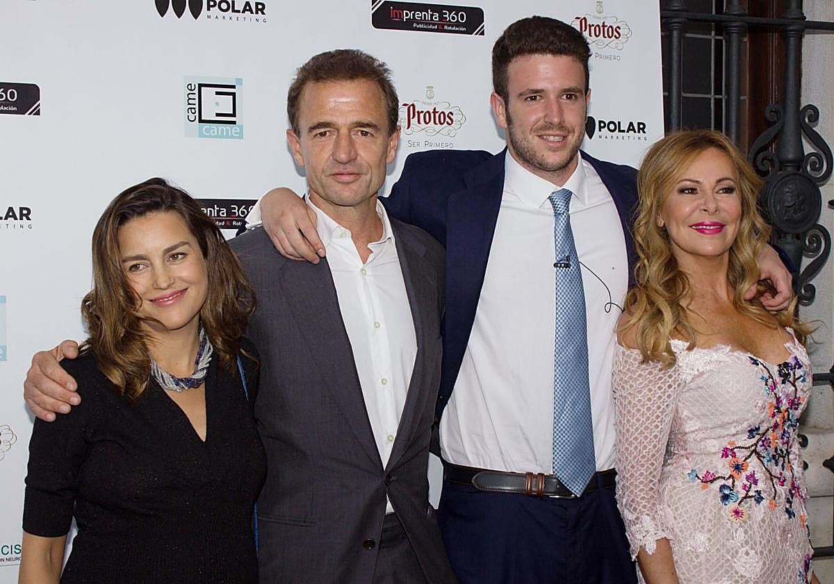 Imagen principal - Arriba, la pareja junto al fallecido Aless Lecquio y su madre Ana Obregón; en medio una romántica foto del matrimonio, y abajo, una imagen reciente de María publicada en su perfil de Instagram.